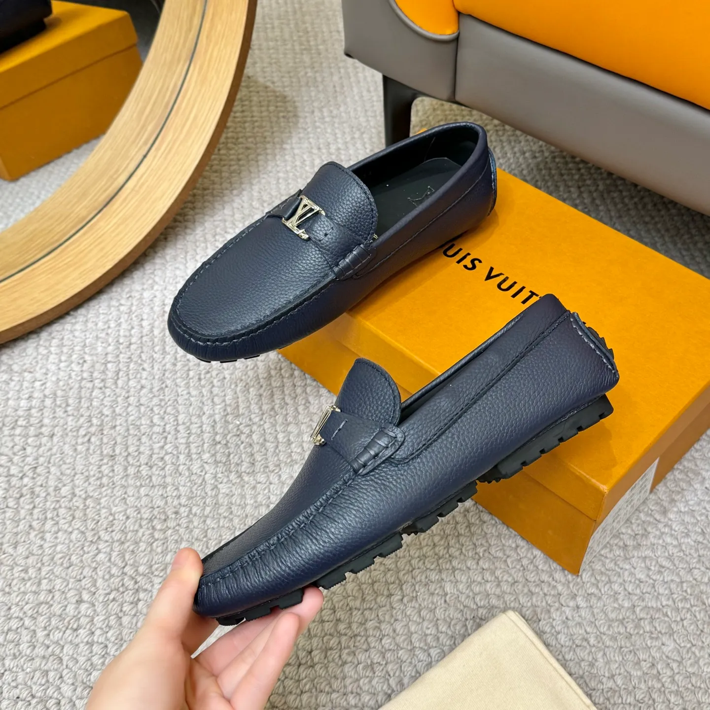 Men's men's shoes 💰420 (Yangli) LV 2⃣️0⃣️2⃣️5️⃣Spring and summer counter GLORIA series models ✈️Original factory special leather production, original last type. A classic driving slip-on casual shoe that shows an elegant style with exquisite craftsmanship details such as Monogram embossing all over the upper🌀Italian imported calfskin fabric Sheepskin foot pads➕Inside～Private mold replica sole Unique style Comfortable driving slip-on Size: 4-12 (38-46) Comes with [Counter packaging: original box, wrapping paper, card, instruction manual, shoehorn, cloth bag] No pressure to enter and leave the counter!